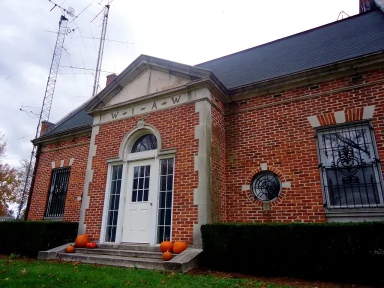 The brick Hiram Percy Maxim Memorial Station, W1AW, in Newington, Connecticut, with its antenna towers behind it.